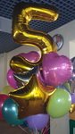 композиция из разных шариков с гелием на день рождения с фольгированной цифрой пять