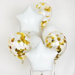 композиция из фольгированных шаров в форме белых звезд и шариков с золотым конфетти