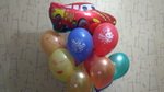 композиция из гелиевых шаров с надписью с днем рождения, улыбками и фольгированным шаром машинкой для мальчика