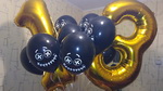 композиция из шаров с гелием эмодзи и фольгированными цифрами на день рождения