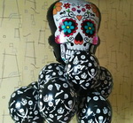 композиция из гелиевых шаров с пиратами и фольгированный шар череп на прздник Хэллоуин