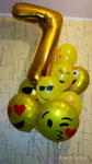 фонтан из фольгированных шаров улыбки с гелием и фольгированная цифра семь