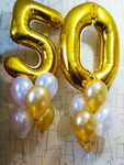 композиция из фольгированных шаров цифр пять и ноль с гелием на день рождения
