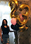 стойка из шаров с фольгированными цифрами два и три золотого цвета на день рождения
