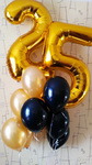 композиция из воздушных шаров с гелием из фольгированных цыфр два и пять в облаке черных и золотых шариков с гелием на день рождения