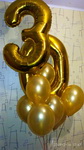букет из фольгированных шаров в форме золотых цифр с золотыми гелиевыми шариками