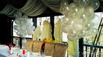 фонтан из белых шаров с гелием на свадьбу напольный