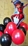 композиция из черных и красных шаров с гелием и фольгированного шара леди Баг