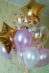 композиция из шаров: розовые, белые гелиевые шарики, золотые звезды из фольги, шарики с золотым конфетти
