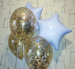 композиция из воздушных шаров с золотым конфетти и белые фольгированные шары звезды с гелием