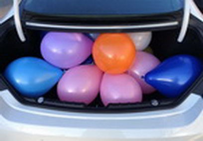доставка воздушных шаров в Киеве в багажнике машины