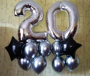 хромированные серебряные гелиевые шары с фольгированными гелиевыми цифрами два и нуль