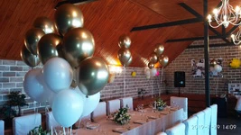 украшение зала на свадьбу гелиевыми хромовыми золотыми шарами и белыми пудровыми шарами