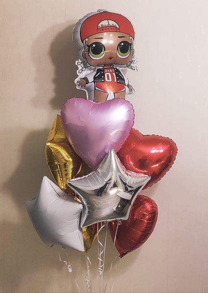 Букет полностью из фольгированных шаров звезд и сердец разного цвета с фигурой куклы Лол с гелием на день рождения девочке