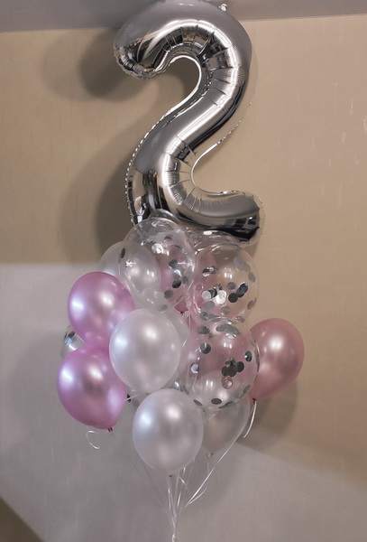 Большая композиция из розовых и белых гелиевых шаров, прозрачных шаров с серебряным конфетти и метровой цифрой серебряного цвета двоечкой на два года девочке на подарок на день рождения