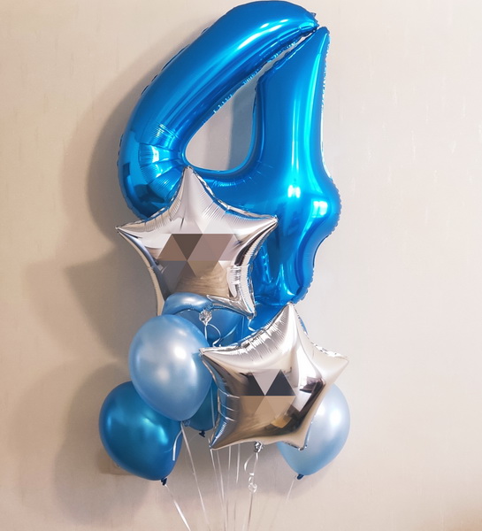 Композиция из гелиевых воздушных и фольгированных шаров на подарок мальчику на день рождения на четыре года, состоит из фольгированного шара цифры  «четыре» синего цвета, двух серебряных фольговых звезд и шести гелиевых перламутровых шаров в голубом и синем тоне