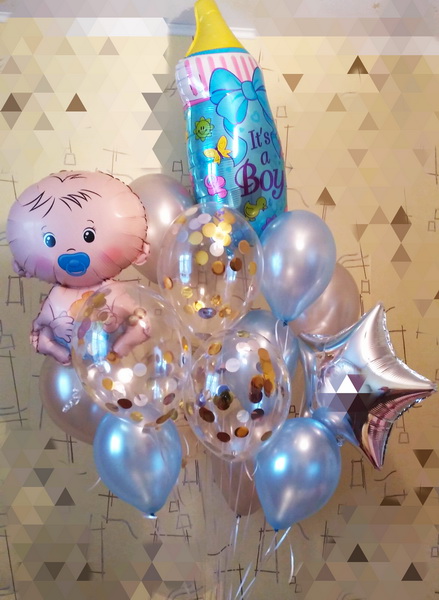 Букет из двух фольгиорованных шаров фигур в форме малыша в памперсе и бутылочки для новорожденного мальчика окруженные прозрачными шарами с золотым конфетти, серебряной звездой и перламутровыми шарами голубого и серебряного цветов.