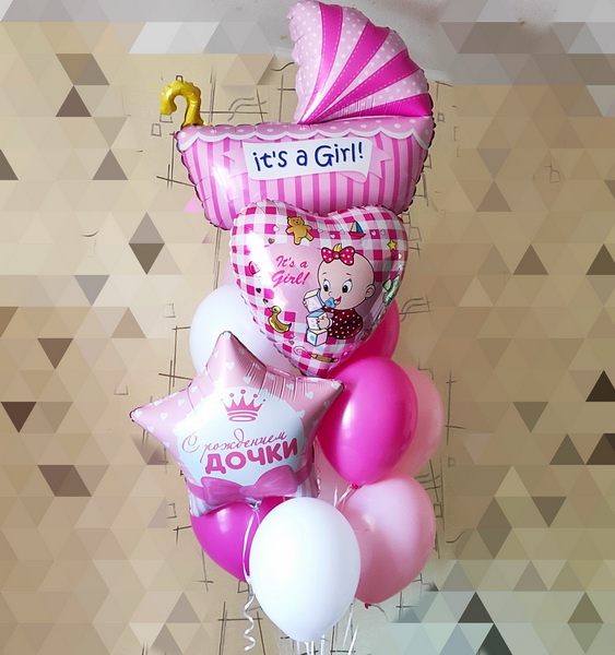 Композиция из шаров с гелием в роддом девочке на выписку с фольгированной коляской, сердцем и звездой с тематическими надписями и рисунками для новорожденной в облаке из розовых и белых гелиевых шаров.