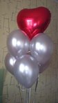 букет с гелиевыми шарами серебряного цвета и фольгированным красным сердцем