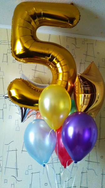 букет из воздушных шаров с гелием с золотой цифрой из фольги пятёркой