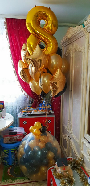 фольгированная цифра 8 в букете из воздушных шаров с гелием золотого цвета