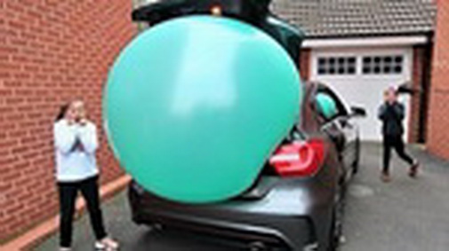 огромный воздушный шар в багажнике машины для доставки