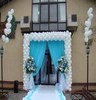 арка из воздушных шаров на вход белого цвета на свадьбу