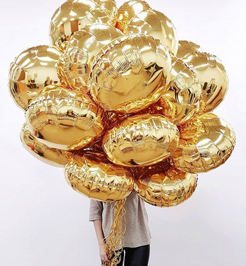 золотые круглые фольгированные шары . шары из фольги золотого цвета в форме круга