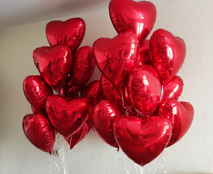 Красные фольгированные сердца с гелием по 45 см., собранные в 2 букета на подарок к 14 февраля