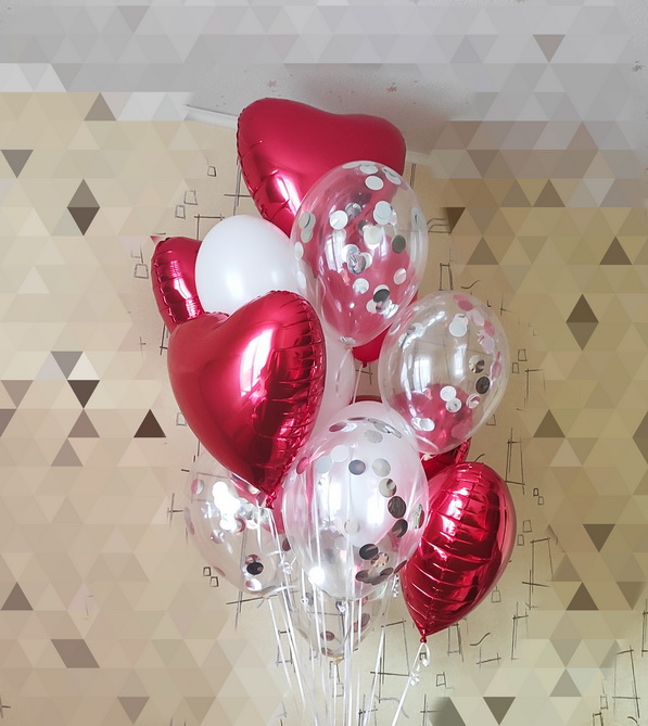 букет из красных сердец из фольги белых шаров и прозрачных шаров с серебряным конфетти