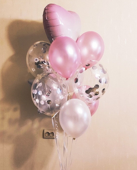 розовые сердца фольгированные в композиции с перламутровыми розовыми шарами с гелием и прозрачными шарами с конфетти