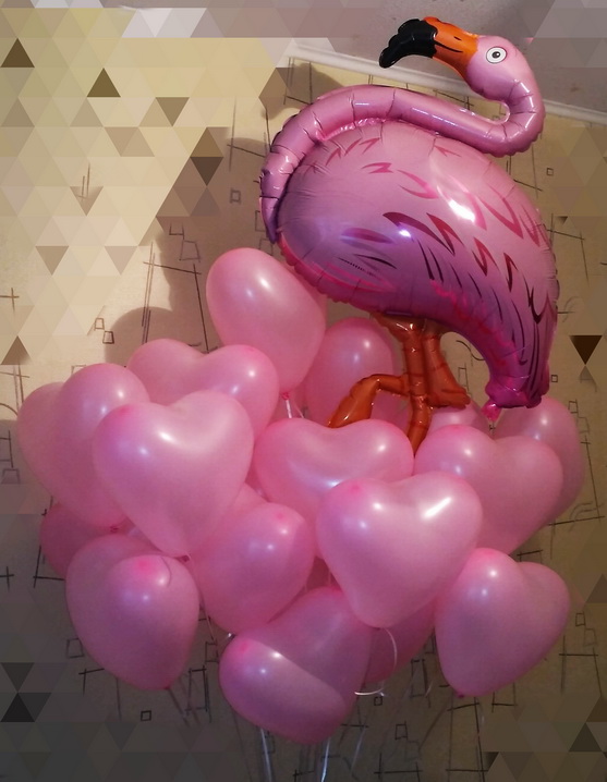 фольгированный розовый шар фламинго в гелиевых шарах сердечках