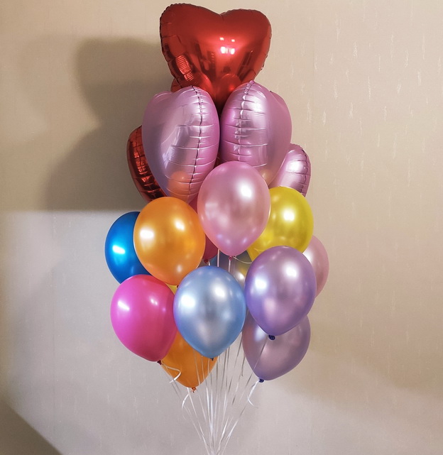 букет из воздушных разноцветных шаров с фольгированными сердцами на подарок на день влюбленных