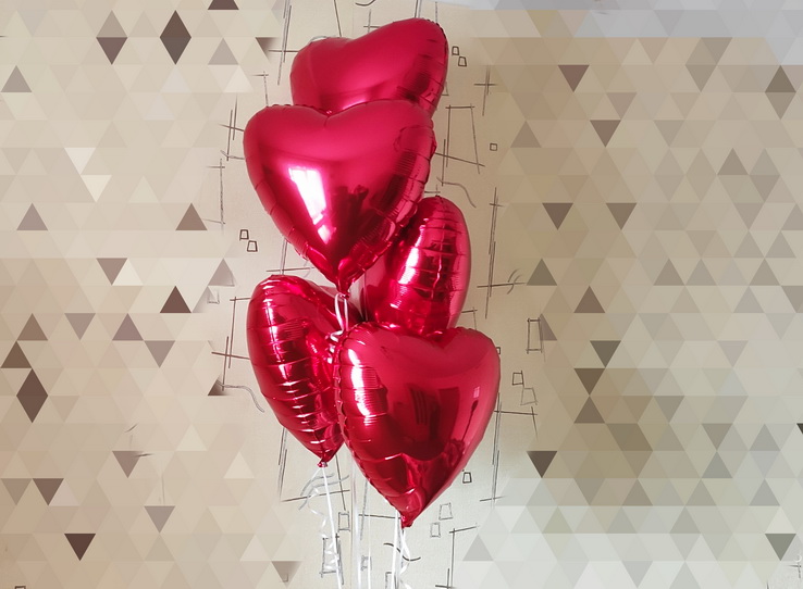 красные сердца из фольги на день Валентина