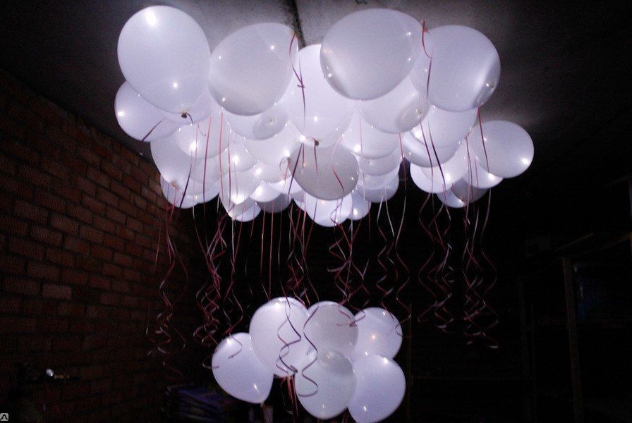 світяться світлодіодні кульки з діодами всередині білого кольору на весілля