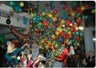 Большая радость от шара сюрприза с разноцветными шариками и конфети на день Рождение 